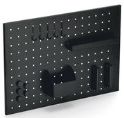 Schwarzes Memoboard mit Haken und Ablagen, seitliche Perspektive