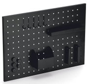 Schwarzes Memoboard mit Haken und Ablagen, seitliche Perspektive