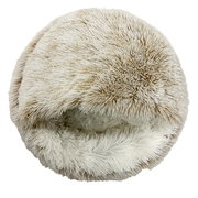 Rundes, flauschiges Haustierbett in Cremefarbe, von oben betrachtet.