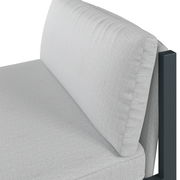 Nahaufnahme eines Lounge-Sofas ohne Armteil in hellem Stoff, seitliche Perspektive