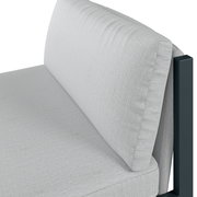 Nahaufnahme eines Lounge-Sofas ohne Armteil in hellem Stoff, seitliche Perspektive