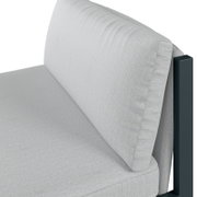 Nahaufnahme eines Lounge-Sofas ohne Armteil in hellem Stoff, seitliche Perspektive
