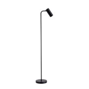 Schwarze, minimalistische Stehleuchte mit rundem Standfuß und zylindrischem Lampenkopf, freigestellt auf weißem Hintergrund, frontal in leichter Seitenansicht.