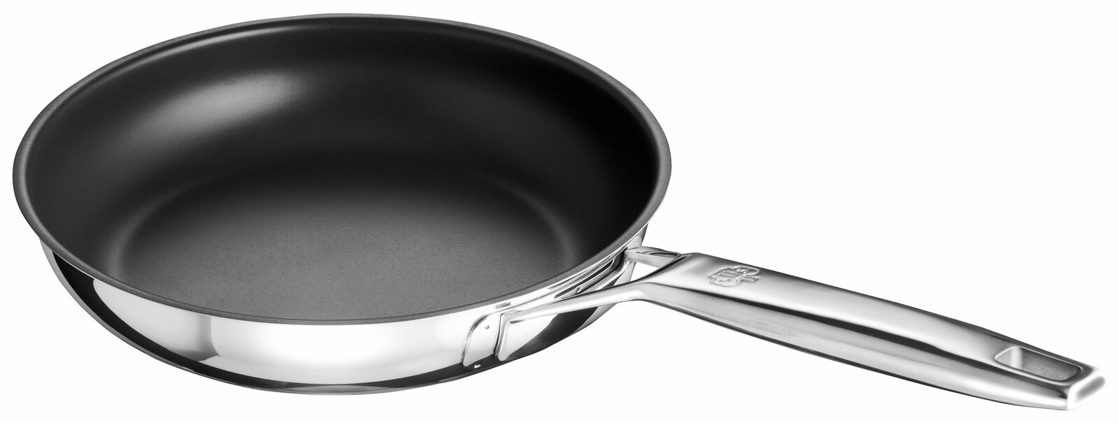 Edelstahl-Bratpfanne mit schwarzer Antihaftbeschichtung und langem Metallgriff, schräg von oben in Seitenansicht freigestellt auf weißem Hintergrund