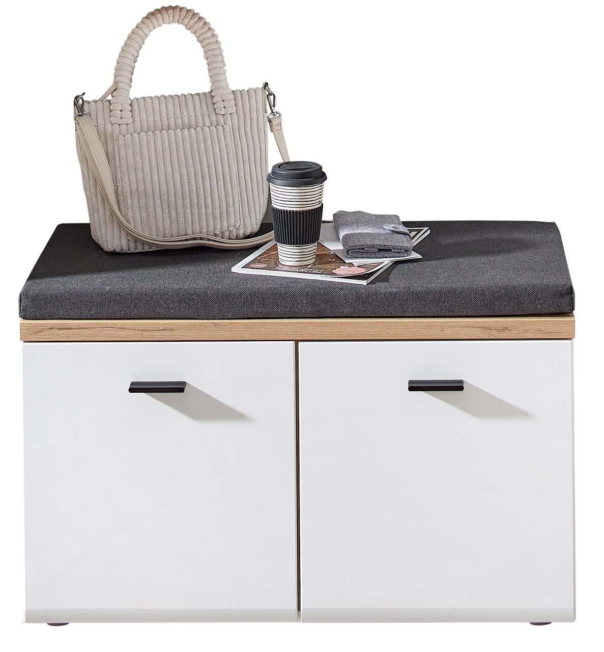 Novel Garderobenbank FRESNO Garderobenbank mit weißem Korpus, Holzdetails und grauem Sitzpolster, darauf eine beige Handtasche, ein Kaffeebecher und Zeitschriften, Perspektive von vorne.