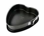 Herzförmige Springform aus schwarzem Metall, seitliche Perspektive