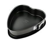 Herzförmige Springform aus schwarzem Metall, seitliche Perspektive