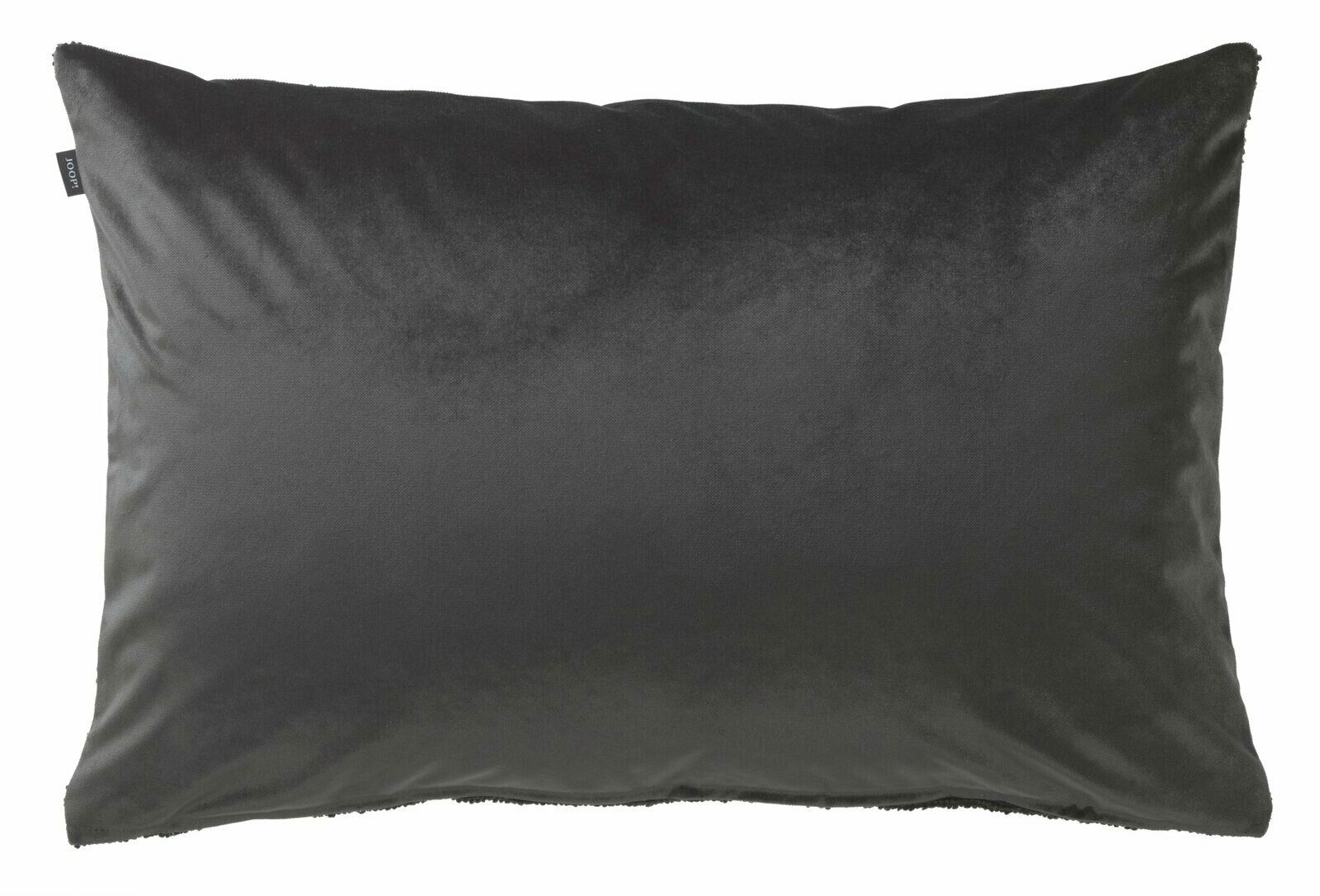 Schwarze Zierkissenhülle in rechteckiger Form, frontal fotografiert.