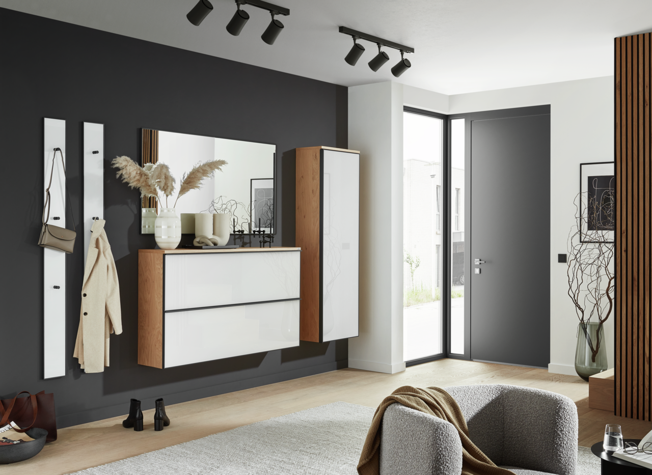 Dieter Knoll XL-Hängeschuhschrank ATINA Moderner Eingangsbereich mit Hängeschuhschrank, Spiegel und Garderobenpaneel in einer stilvollen, hellen Wohnung. Perspektive von der Seite.