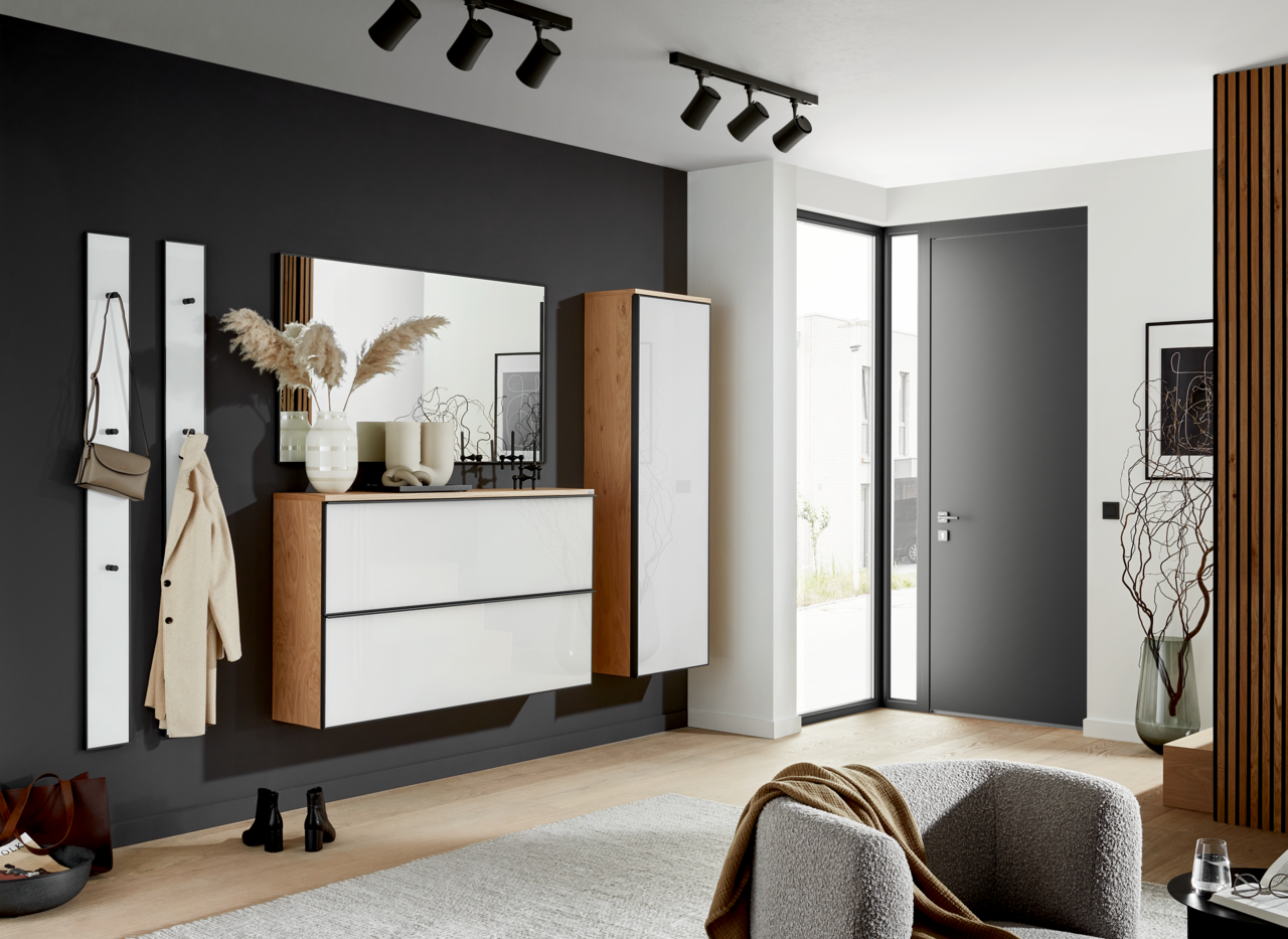 Dieter Knoll XL-Hängeschuhschrank ATINA Moderner Eingangsbereich mit Hängeschuhschrank, Spiegel und Garderobenpaneel in einer stilvollen, hellen Wohnung. Perspektive von der Seite.