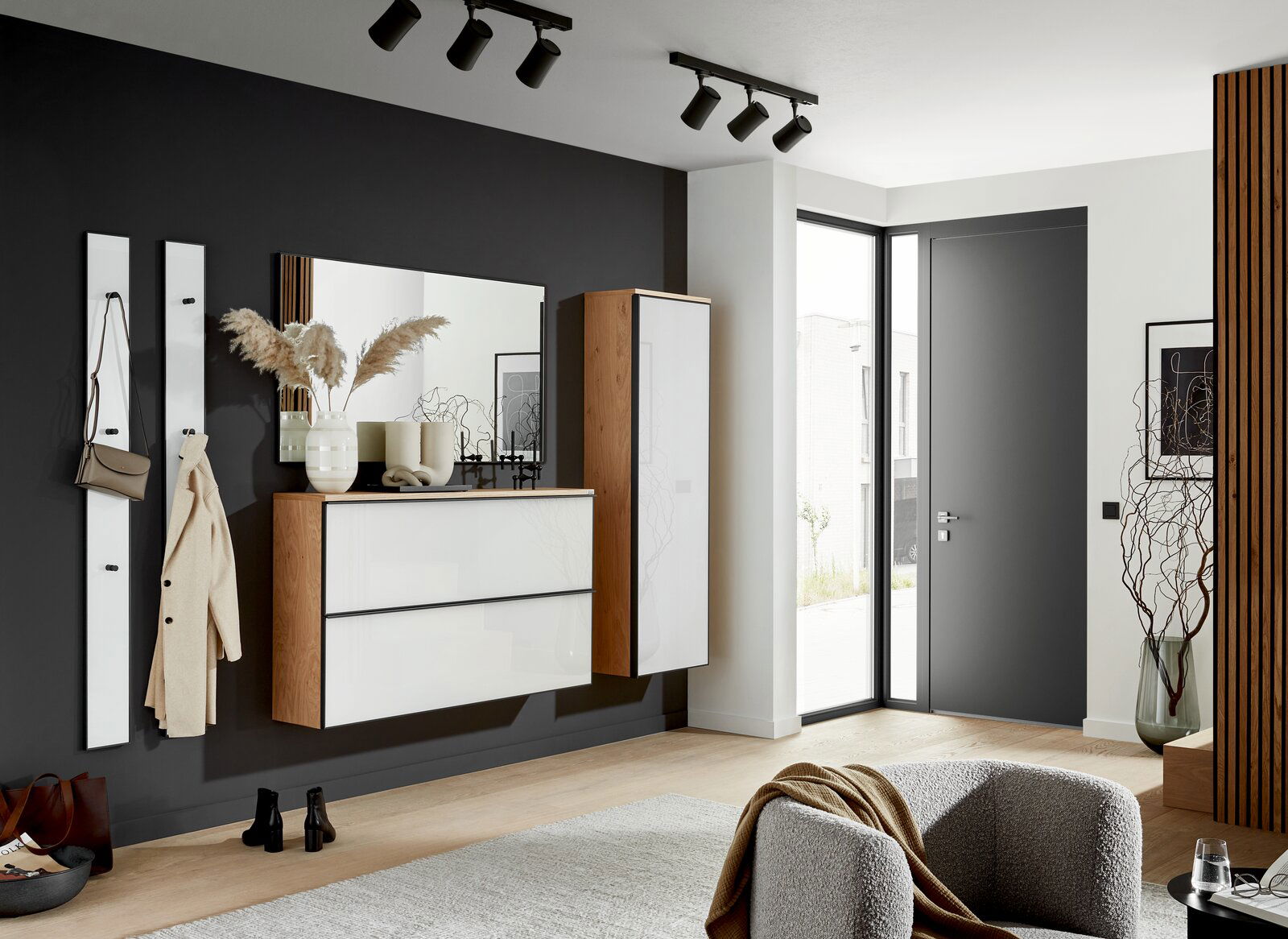 Dieter Knoll XL-Hängeschuhschrank ATINA Moderner Eingangsbereich mit Hängeschuhschrank, Spiegel und Garderobenpaneel in einer stilvollen, hellen Wohnung. Perspektive von der Seite.