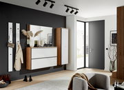 Moderner Eingangsbereich mit Hängeschuhschrank, Spiegel und Garderobenpaneel in einer stilvollen, hellen Wohnung. Perspektive von der Seite.