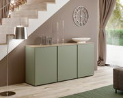 Modernes Sideboard in Salbeigrün mit drei Türen, platziert unter einer Treppe in einem stilvollen Wohnzimmer. Perspektive von vorne.