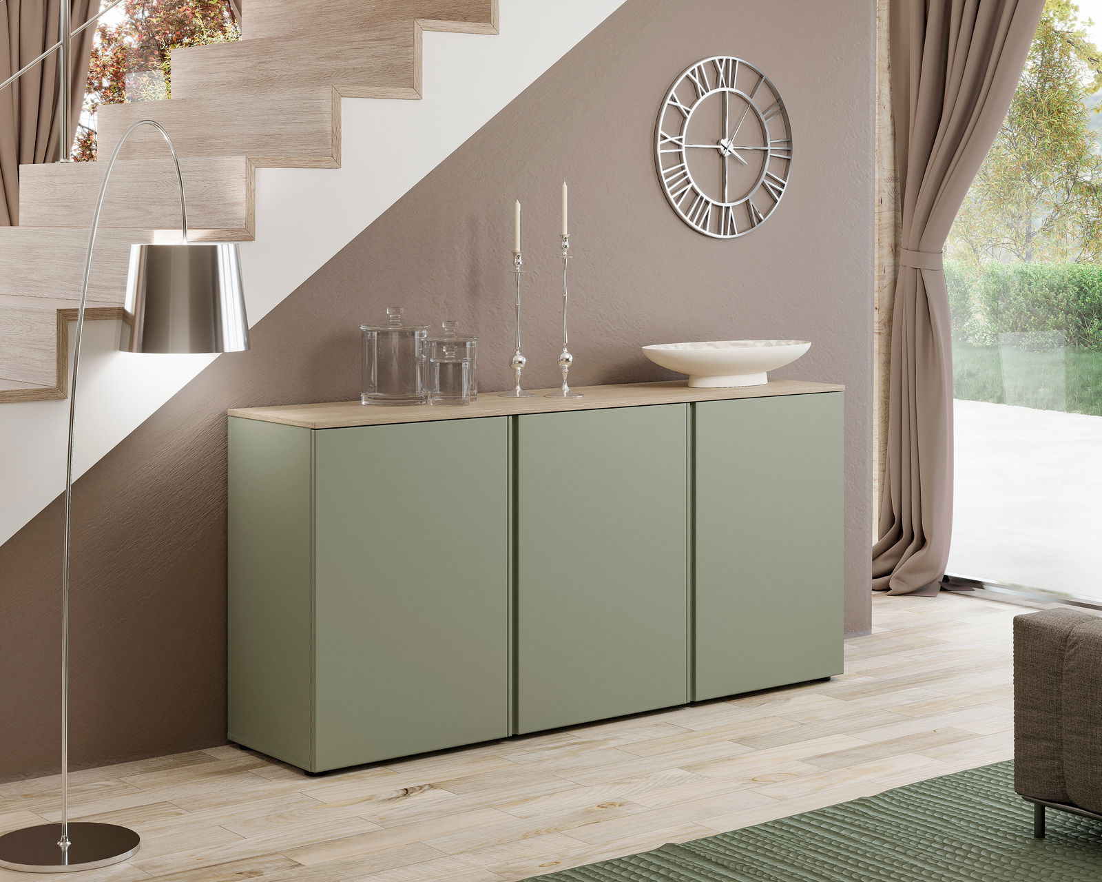 Modernes Sideboard in Salbeigrün mit drei Türen, platziert unter einer Treppe in einem stilvollen Wohnzimmer. Perspektive von vorne.
