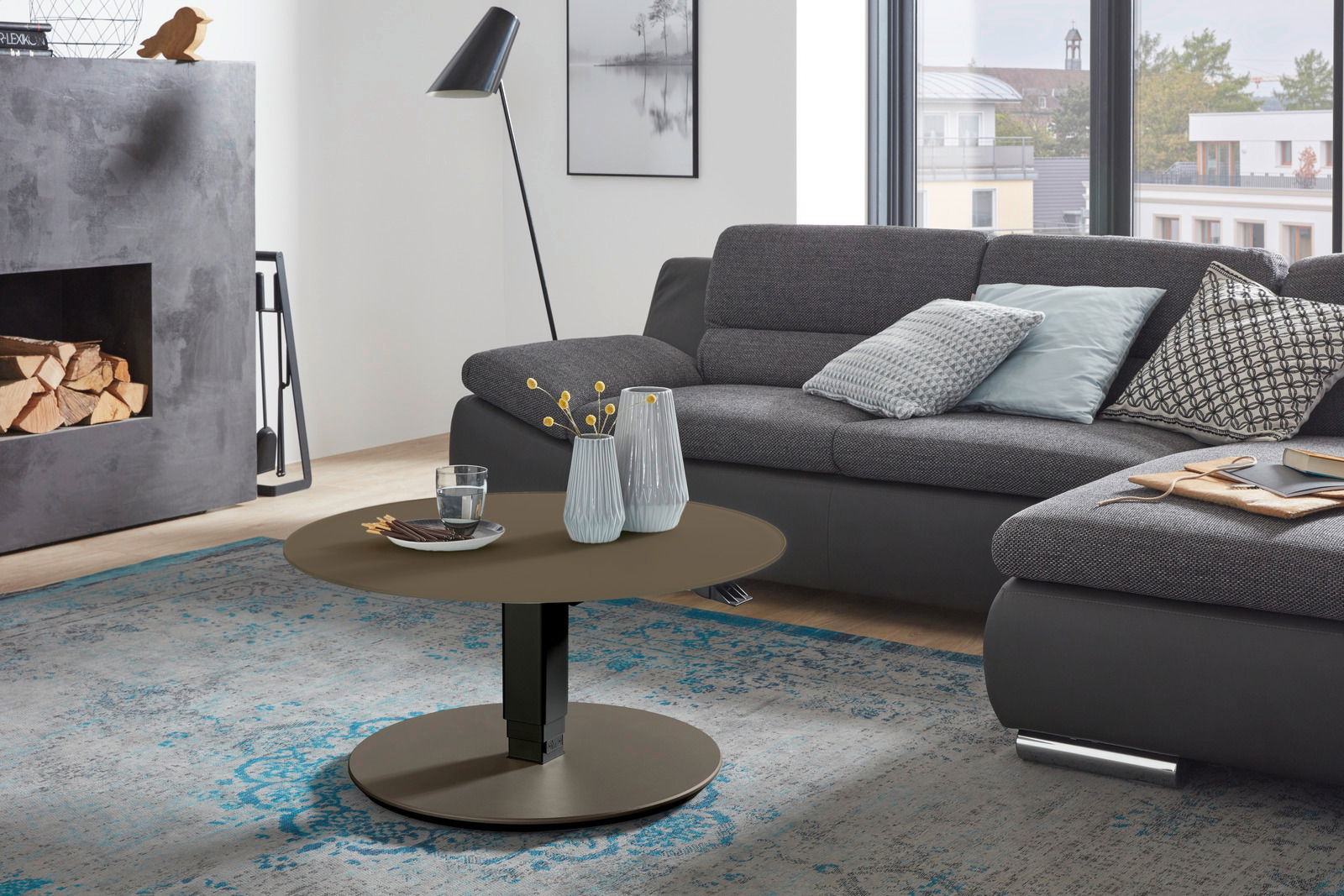 Moderner Couchtisch in einem stilvollen Wohnzimmer, seitliche Perspektive.