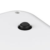 Nahaufnahme eines schwarzen Knopfes auf der Unterseite einer digitalen Küchenwaage.