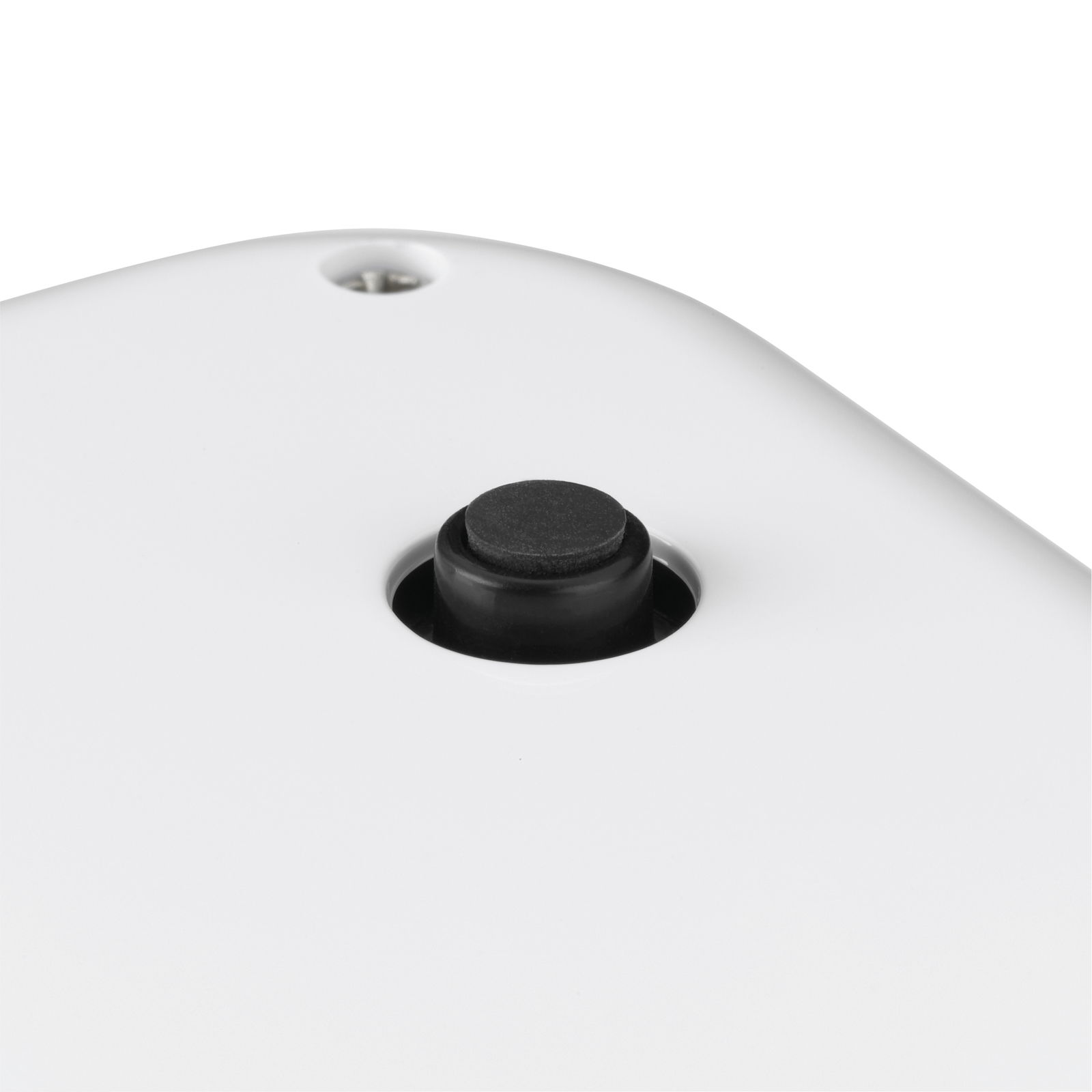 Nahaufnahme eines schwarzen Knopfes auf der Unterseite einer digitalen Küchenwaage.