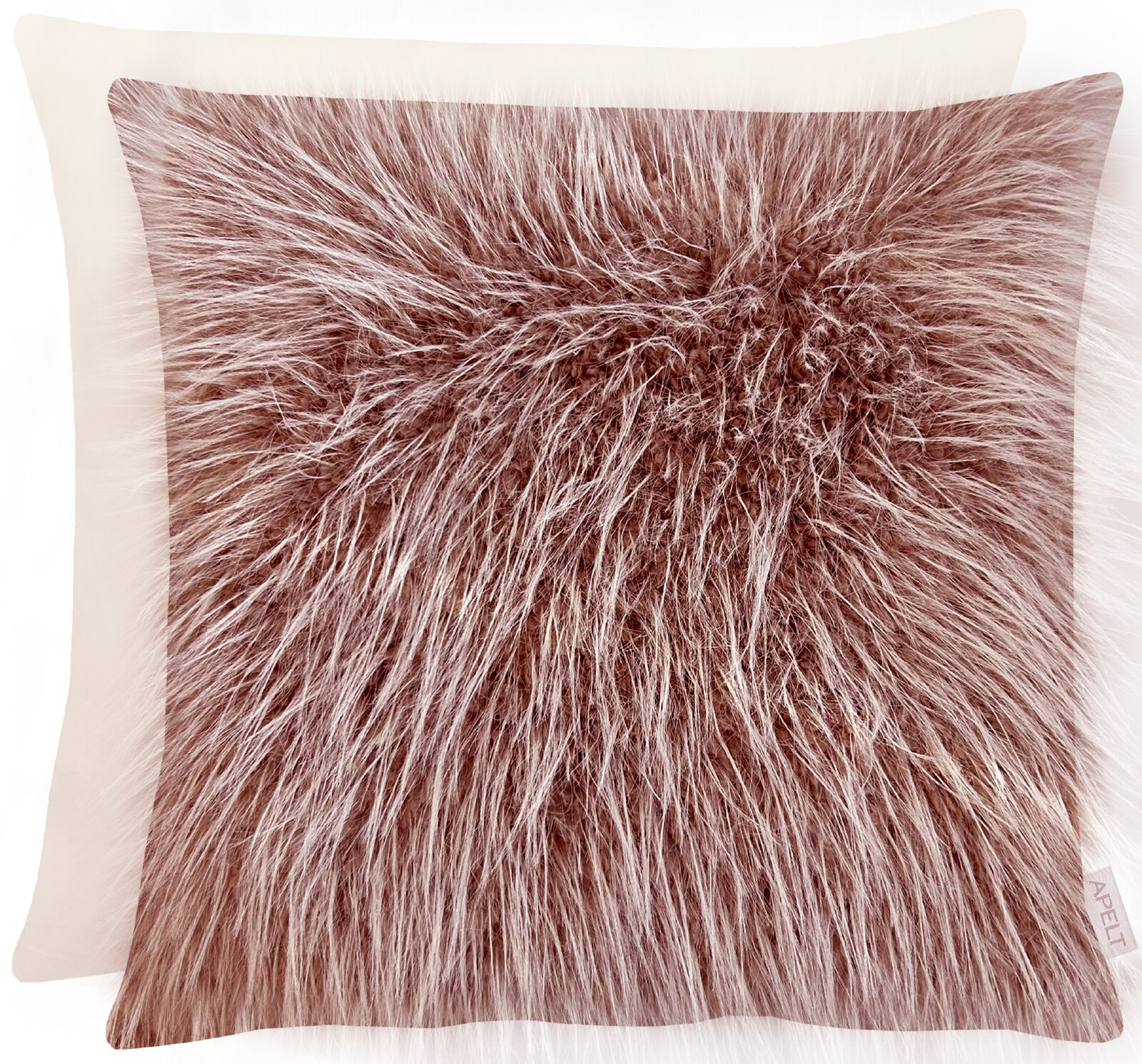 Frontansicht eines quadratischen, roséfarbenen Dekokissens mit langfloriger, flauschiger Kunstfell-Oberfläche, vor einem cremeweißen Kissen arrangiert