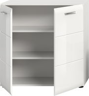 Weißer Badezimmerschrank/Unterschrank mit zwei Türen und silbernen Griffen, geöffnet mit sichtbaren Einlegeböden, Frontansicht in leichter Schrägperspektive.