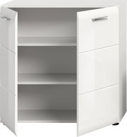 Weißer Badezimmerschrank/Unterschrank mit zwei Türen und silbernen Griffen, geöffnet mit sichtbaren Einlegeböden, Frontansicht in leichter Schrägperspektive.