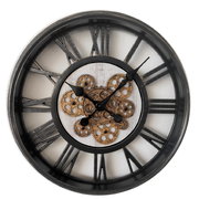 Große Wanduhr mit römischen Ziffern und Zahnrädern im Vintage-Stil, frontal abgebildet.