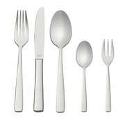 Elegantes Besteckset bestehend aus Gabel, Messer, Esslöffel, Teelöffel und Kuchengabel in Frontalansicht.