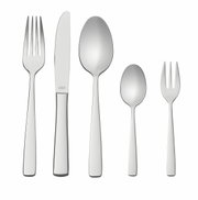 Elegante bestekset bestaande uit een vork, mes, eetlepel, theelepel en taartvork, gezien van voren.