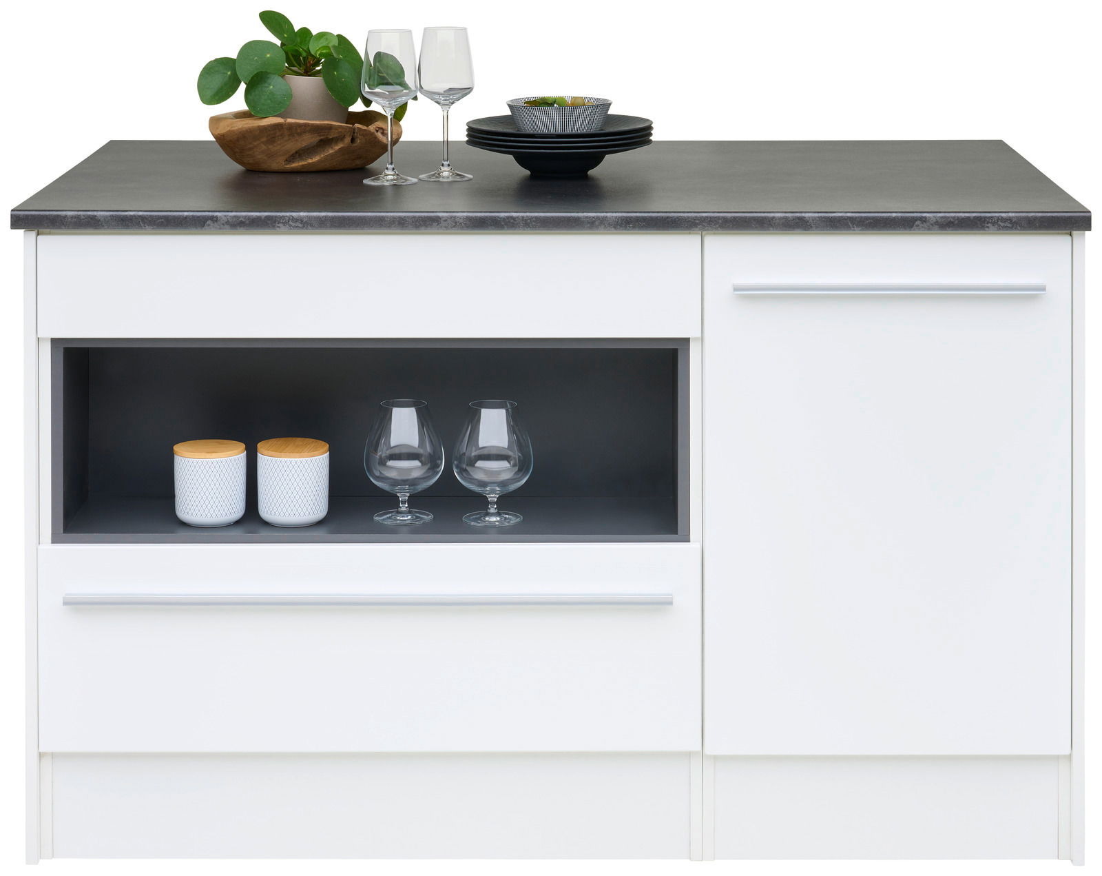 Kücheninsel in weiß mit dunkler Arbeitsplatte, dekoriert mit Pflanzen und Geschirr, Frontalansicht