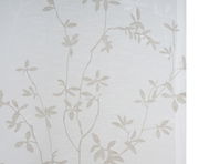 Schiebevorhang mit floralem Muster in Beige auf weißem Hintergrund, Nahaufnahme