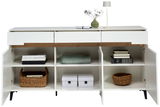 Frontale Ansicht eines modernen weißen Sideboards mit Holzdetails, offenen und geschlossenen Fächern, dekoriert mit Büchern, Körben und einer Lampe.