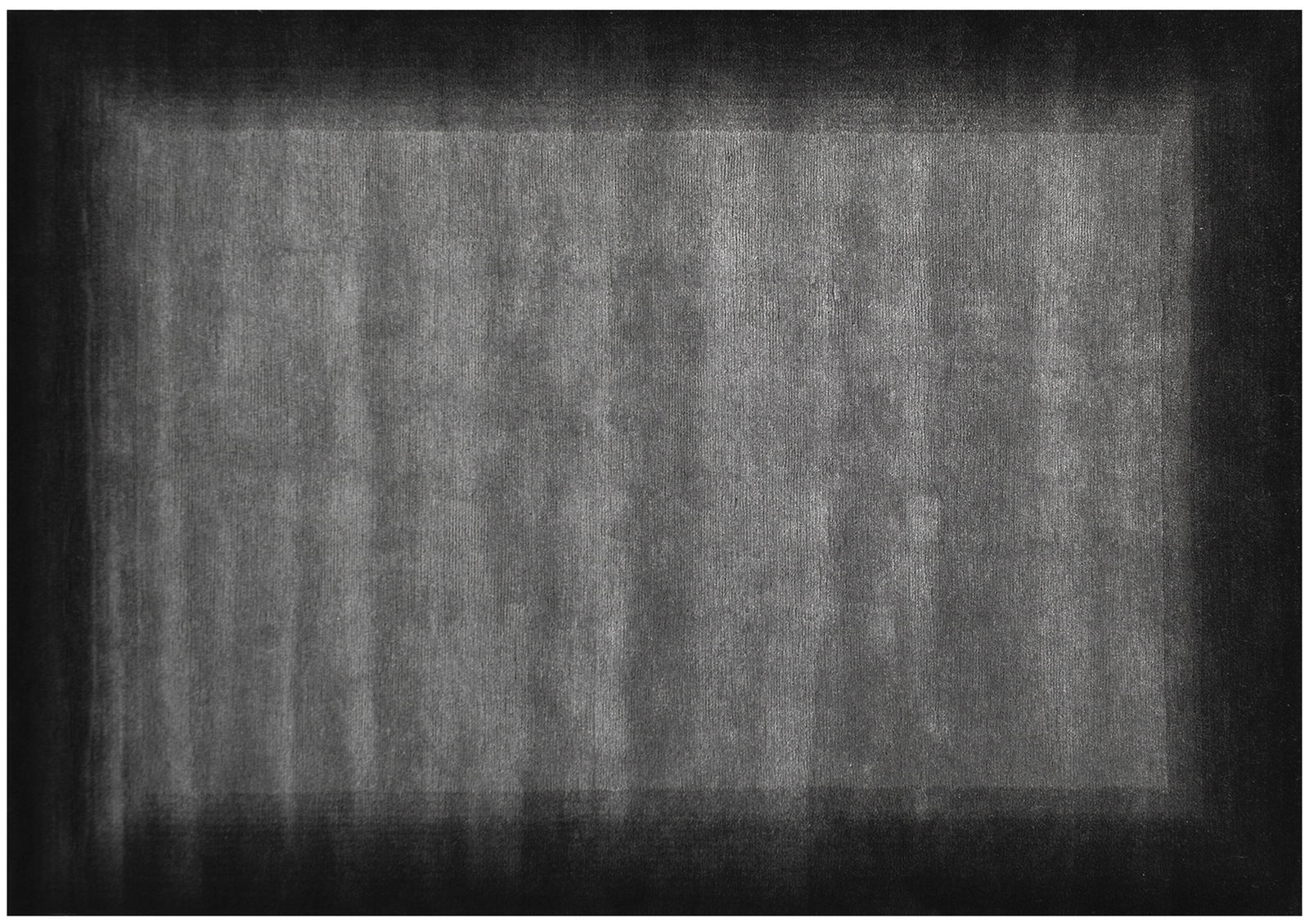 Grauer Wollteppich mit dunklem Rand, Draufsicht