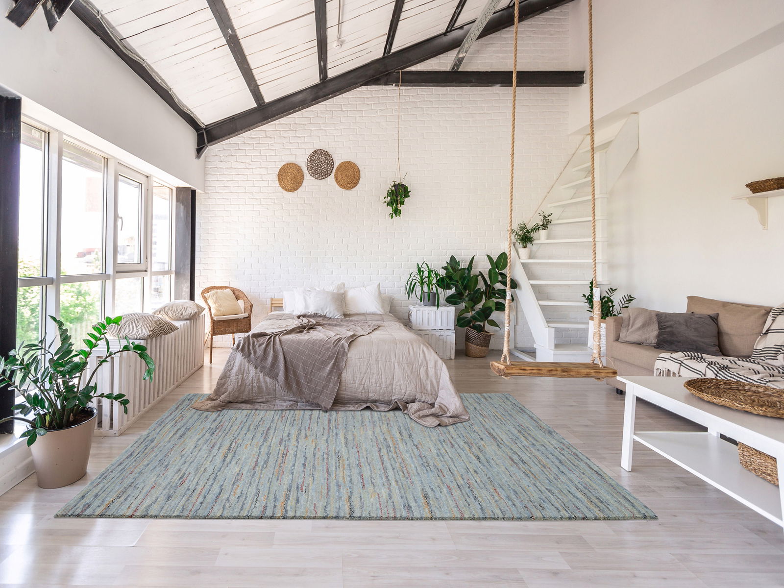 Moderner Wohnraum mit hellem Wollteppich in Pastelltönen, umgeben von Pflanzen und minimalistischer Einrichtung, aus der Perspektive eines offenen Raumes mit Blick auf das Bett und die Schaukel.