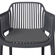 Vorderansicht eines grauen Stapelsessels mit Kissen und vertikalen Streben im Rücken- und Armlehnenbereich.