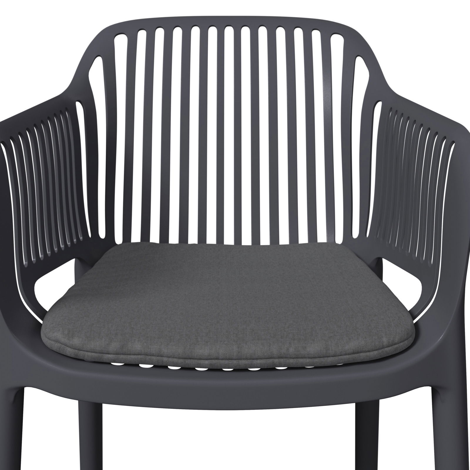 Vorderansicht eines grauen Stapelsessels mit Kissen und vertikalen Streben im Rücken- und Armlehnenbereich.