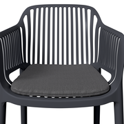 Vorderansicht eines grauen Stapelsessels mit Kissen und vertikalen Streben im Rücken- und Armlehnenbereich.