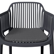 Vorderansicht eines grauen Stapelsessels mit Kissen und vertikalen Streben im Rücken- und Armlehnenbereich.