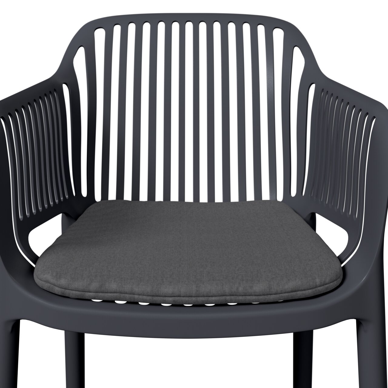 Vorderansicht eines grauen Stapelsessels mit Kissen und vertikalen Streben im Rücken- und Armlehnenbereich.