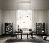 Moderne LED-Pendelleuchte in einem eleganten Esszimmer, von vorne betrachtet, mit fünf hängenden Leuchten über einem Esstisch.