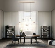 Moderne LED-Pendelleuchte in einem eleganten Esszimmer, von vorne betrachtet, mit fünf hängenden Leuchten über einem Esstisch.