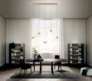 Moderne LED-Pendelleuchte in einem eleganten Esszimmer, von vorne betrachtet, mit fünf hängenden Leuchten über einem Esstisch.