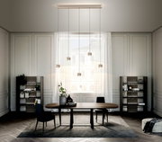 Moderne LED-Pendelleuchte in einem eleganten Esszimmer, von vorne betrachtet, mit fünf hängenden Leuchten über einem Esstisch.
