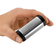 Muskatreibe in der Hand gehalten, seitliche Perspektive