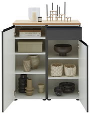 Kombi-Kommode 90 mit geöffneter Frontansicht, zeigt dekorative Gegenstände und Bücher auf den Regalen, mit Kerzen und Kerzenhaltern auf der Oberseite.