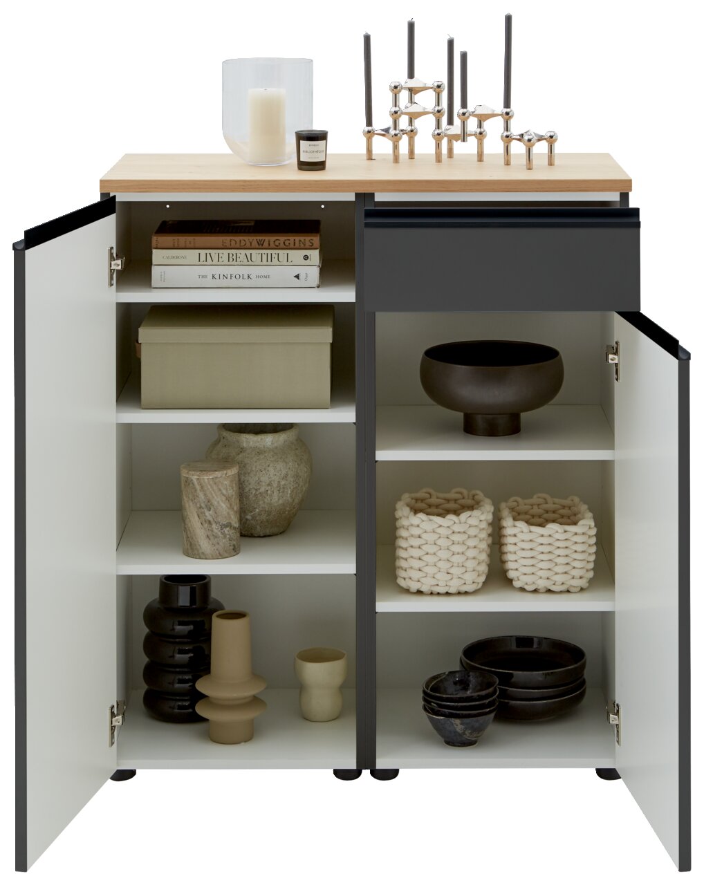 Kombi-Kommode 90 mit geöffneter Frontansicht, zeigt dekorative Gegenstände und Bücher auf den Regalen, mit Kerzen und Kerzenhaltern auf der Oberseite.