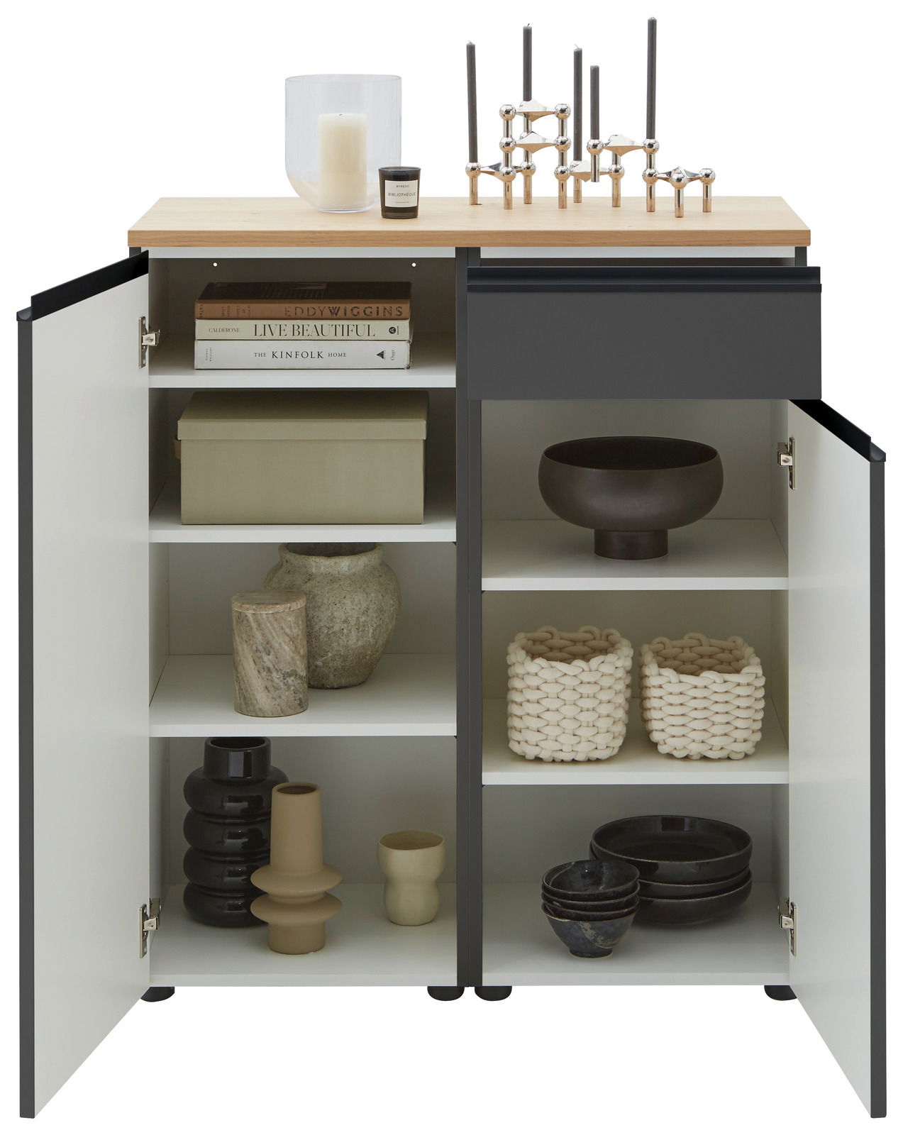 Kombi-Kommode 90 mit geöffneter Frontansicht, zeigt dekorative Gegenstände und Bücher auf den Regalen, mit Kerzen und Kerzenhaltern auf der Oberseite.