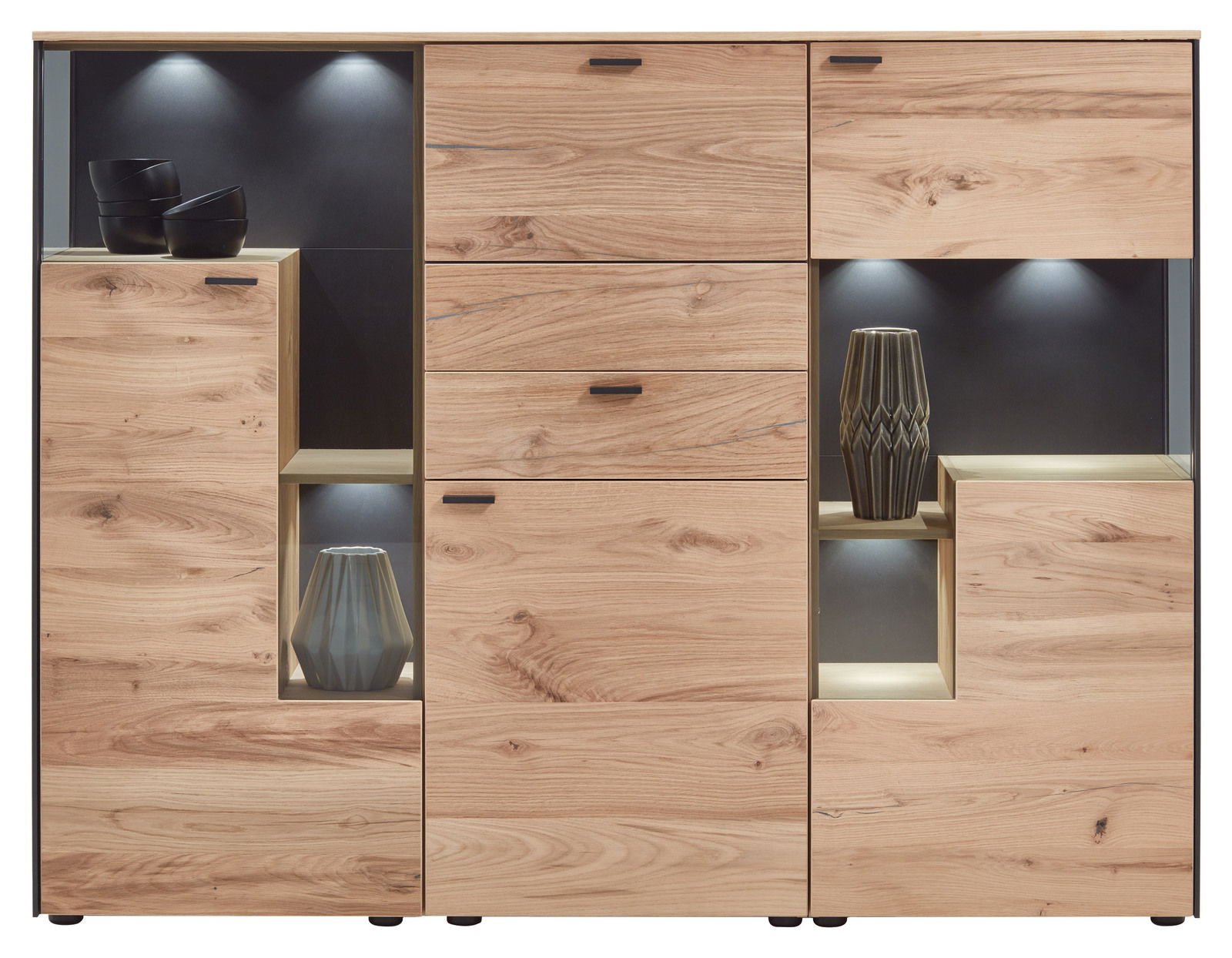 Frontale Ansicht eines modernen Highboards aus Holz mit integrierter Beleuchtung und dekorativen Vasen in den offenen Fächern.