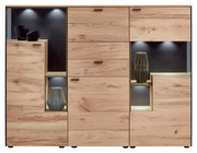 Frontale Ansicht eines modernen Highboards aus Holz mit integrierter Beleuchtung und dekorativen Vasen in den offenen Fächern.