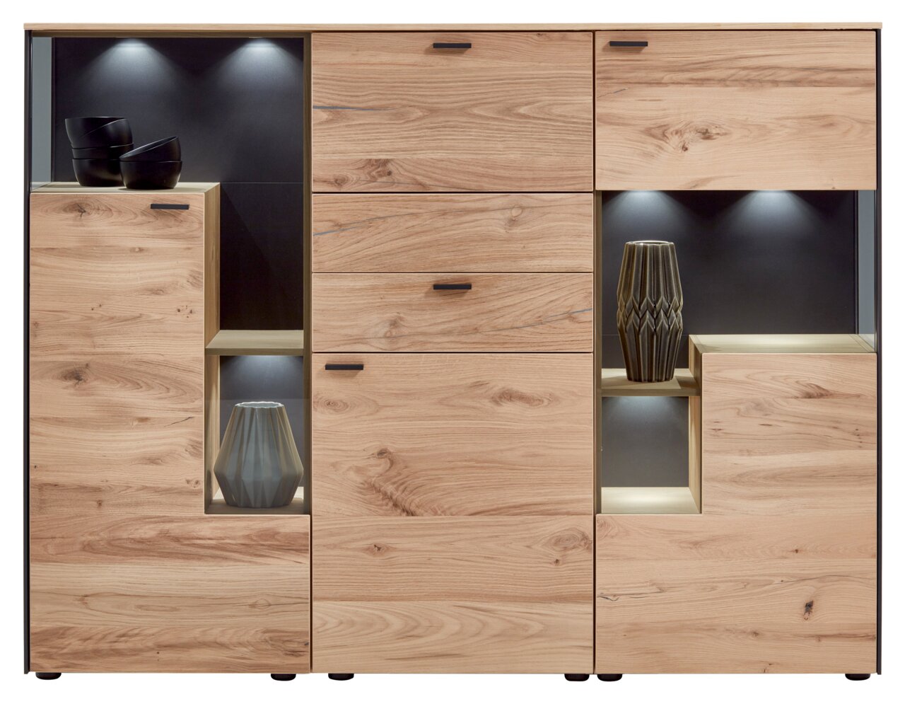 Vooraanzicht van een modern houten hoogkastje met ingebouwde verlichting en decoratieve vazen in de open vakken.