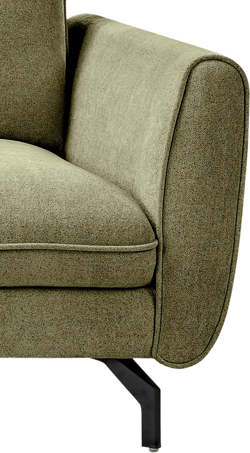 Detailaufnahme eines modernen Sofas mit olivgrünem Stoffbezug, abgerundeter Armlehne, Kedernaht und schwarzem Metallfuß, seitliche Perspektive