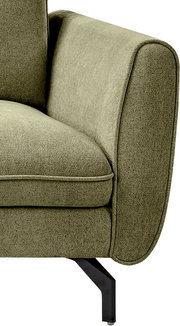 Detailaufnahme eines modernen Sofas mit olivgrünem Stoffbezug, abgerundeter Armlehne, Kedernaht und schwarzem Metallfuß, seitliche Perspektive